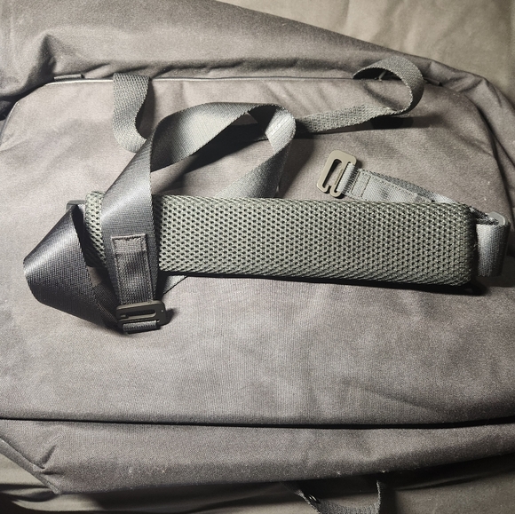Lululemon Early Embark Duffel Bag Grey NWT - Picture 10 of 10